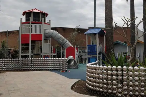 north shore parks and playgrounds near a cafe